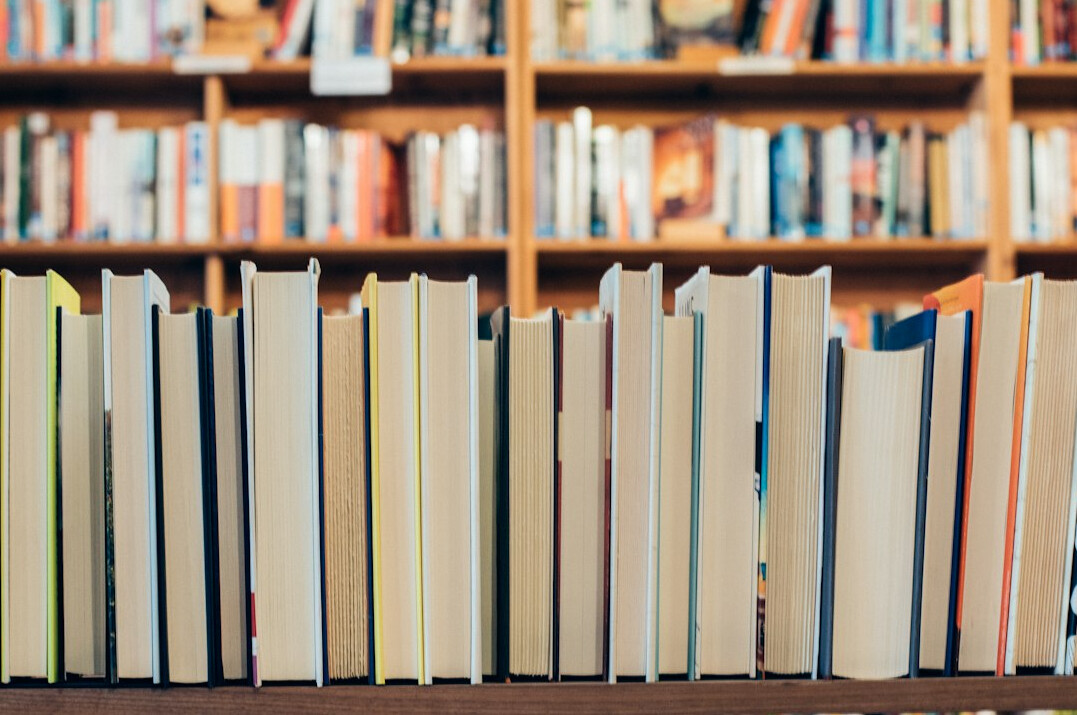 Hohe Bibliothek mit Regalen voller archivierter Bücher