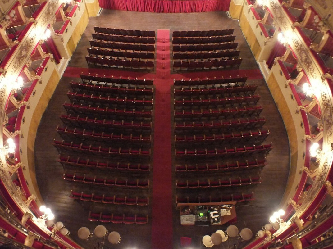 Leerer europäischer Theatersaal mit Samtsitzen